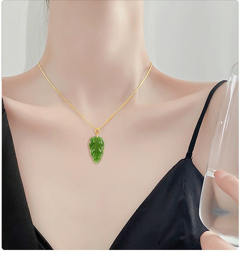 Mặt Chiếc Lá Ngọc Bích –