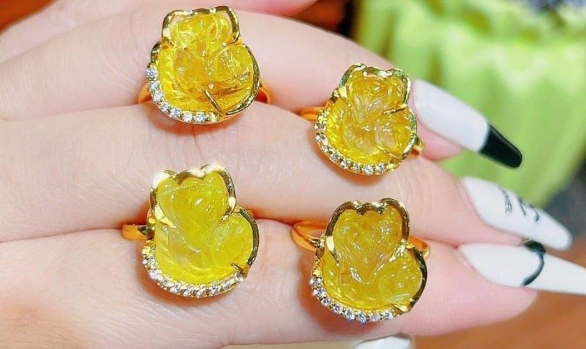 nhẫn hồ ly thạch anh tóc vàng bọc vàng