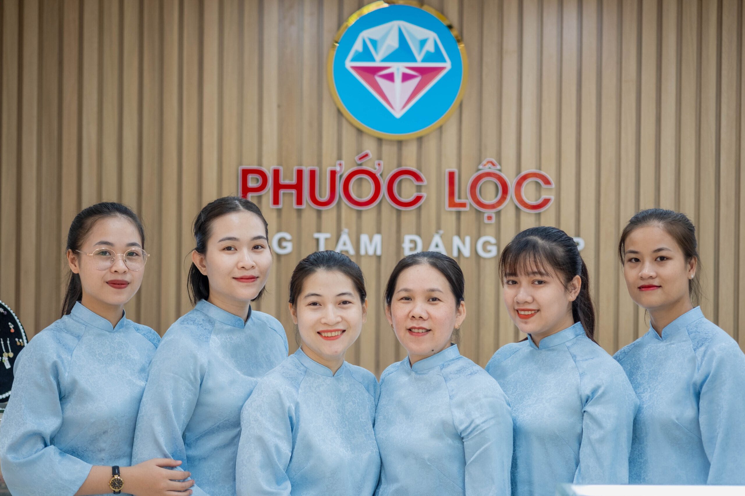 GIỚI THIỆU VỀ ĐÁ PHONG THUỶ PHƯỚC LỘC - TRUNG TÂM SỐ 1 ĐÀ NẴNG 1 Nhân viên tươi cười chào đón khách...