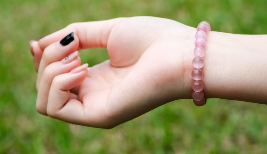 ✨ Top 5 lợi ích phong thủy tuyệt vời khi đeo đá Mắt Mèo 4 DSCF8877 e1761964235541