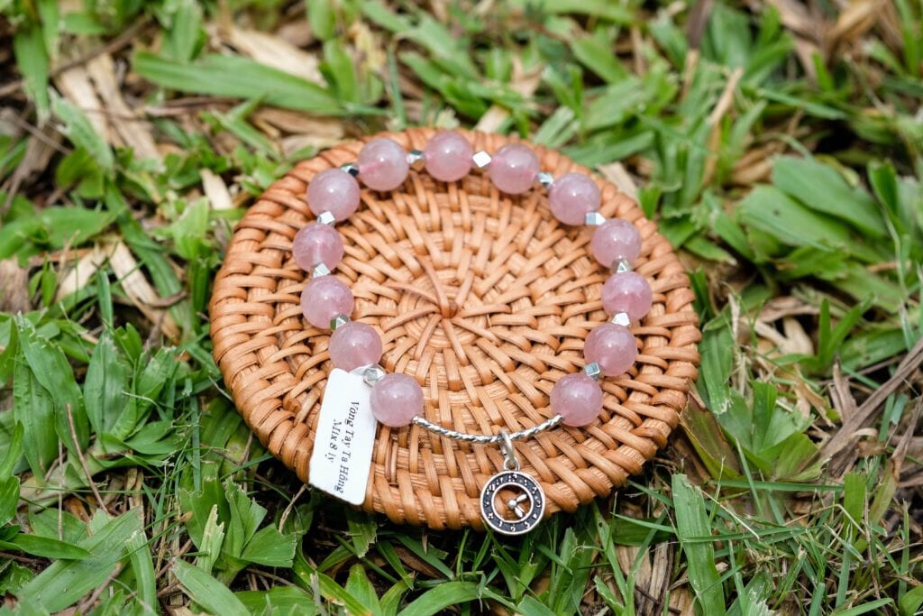 💗 Thạch Anh Hồng hợp với mệnh nào? Bí quyết chọn đá để tình cảm, công việc và may mắn cùng thăng hoa 2 thạch anh hồng