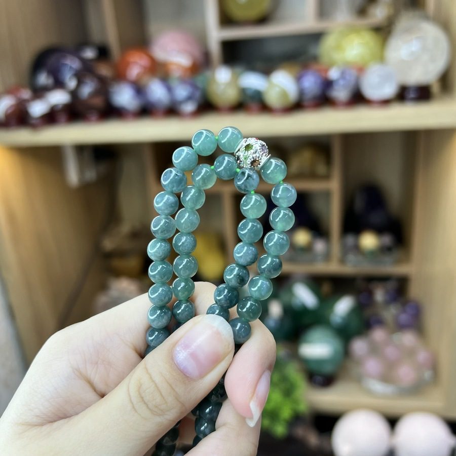 Ý Nghĩa Phong Thủy Của Vòng Ngọc Lam 1 vong ngoc lam