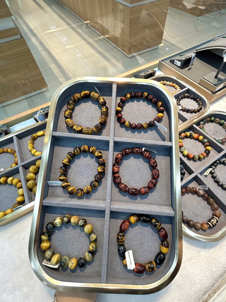 Top Các Mẫu Vòng Tay Tặng Cho Nam Ngày 19/11 – Sang Trọng, Ý Nghĩa Phong Thủy 3 z7212486859152 09bec6cc530d27356adb58fea00e7167